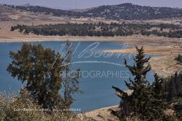 Image du Maroc Professionnelle de  Le barrage Oued El Makhazine, conçu pour le développement et  l'irrigation du périmètre du Loukkos. Ainsi les champs situés dans le triangle Ksar El Kébir, Larache, Moulay Bouselham profitent de cette infrastructure. Cette importante réalisation située sur El Oued Loukkos sert à la régularisation inter annuelle des débits tout en formant une protection contre les crues, au Jeudi 1er Septembre 2005 à cette datte le barrage dispose 309 Million de M3. (Photo / Abdeljalil Bounhar) 